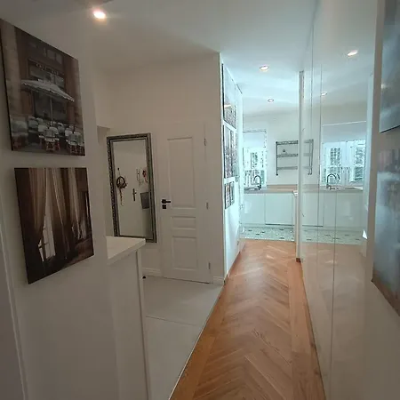 Old Town - 2 Bedrooms - Self Check-in דירה