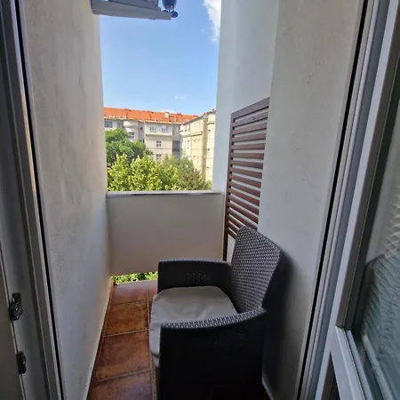 Old Town - 2 Bedrooms - Self Check-in דירה ברטיסלאבה