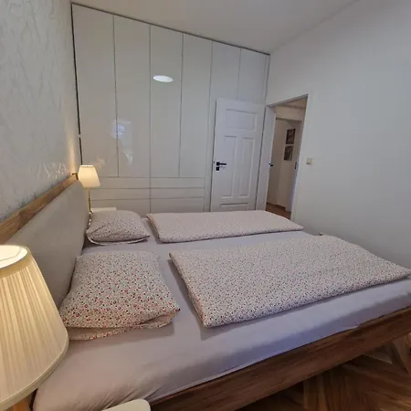 Apartment Old Town - 2 Bedrooms - Self Check-in Pressburg