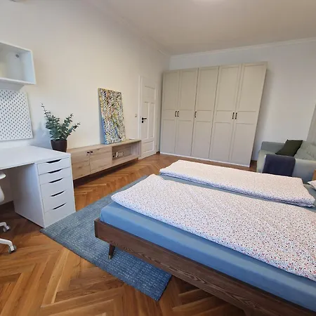 Old Town - 2 Bedrooms - Self Check-in Pressburg